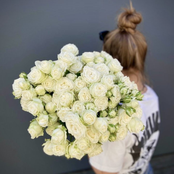 Охапка кустовых роз бомбастик  в Тольятти