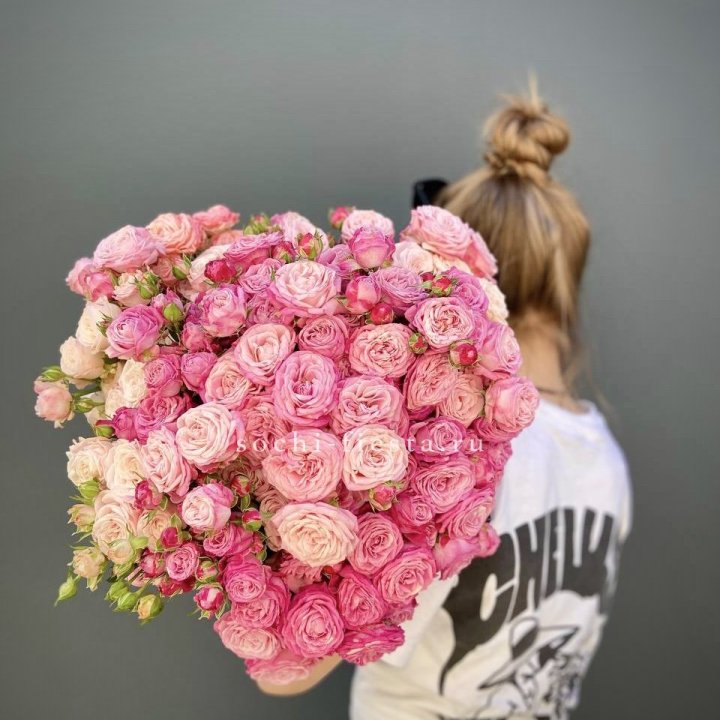 Охапка кустовых роз бомбастик пинк в Тольятти