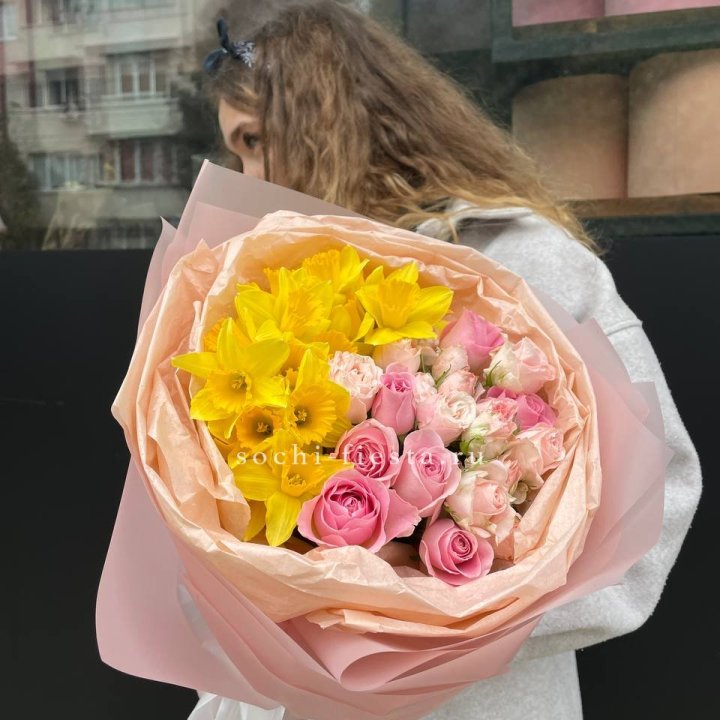 Букет роз и нарциссов в Тольятти