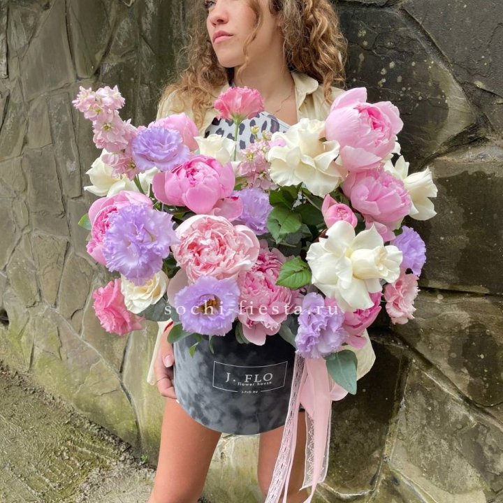 Дизайнерский цилиндр с пионами в Тольятти