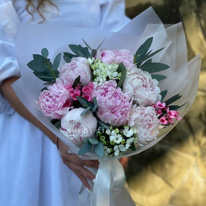 7 зефирных пионов с эвкалиптом в Тольятти