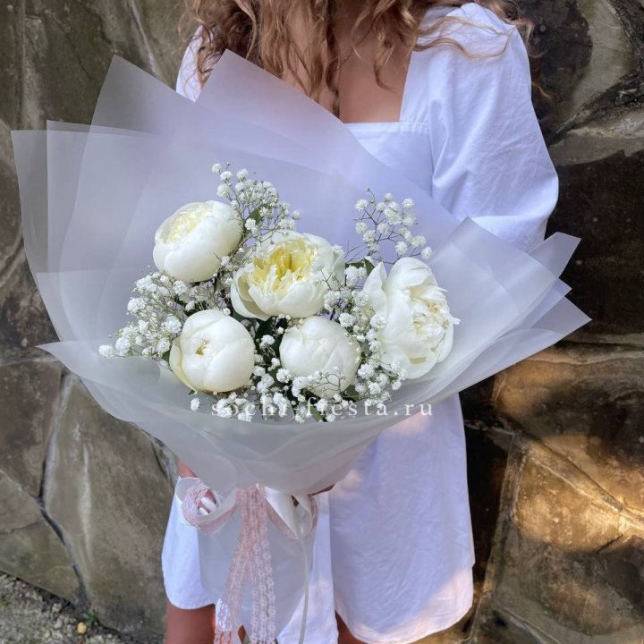 Букет белых пионов "Файв" в Тольятти