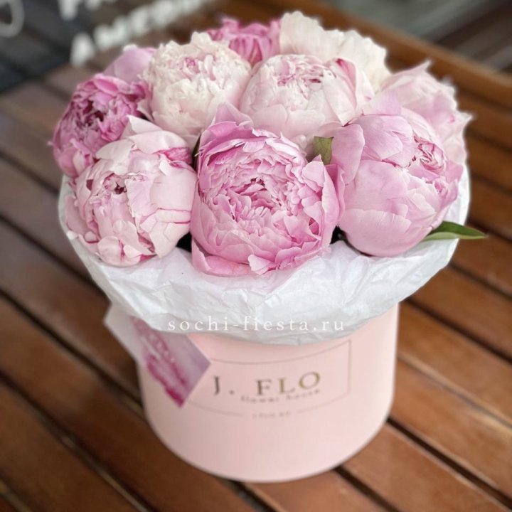 Цилиндр с пионами "Лилу" в Тольятти