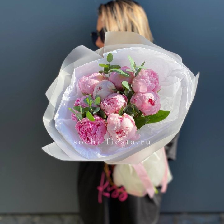 9 пионов с эвкалиптом в Тольятти