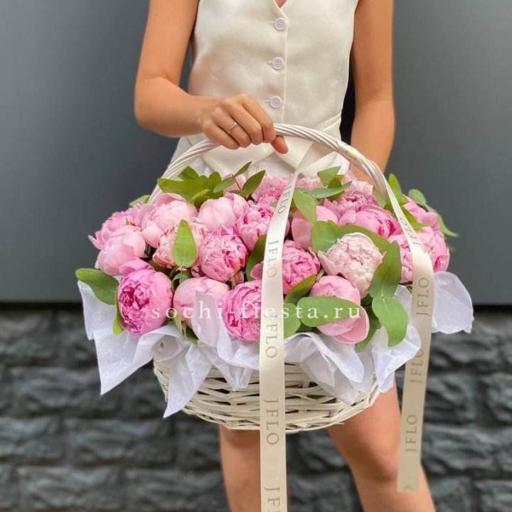 29 пионов в корзине в Тольятти