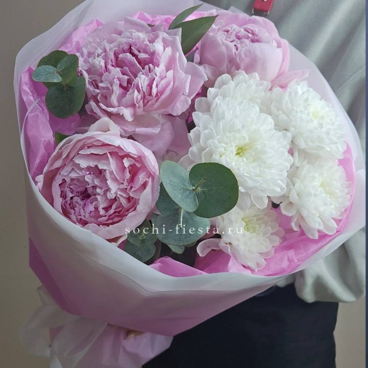  Букет комплимент с пионами в Тольятти