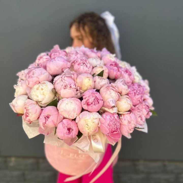 51 нежных пионов  в цилиндре в Тольятти