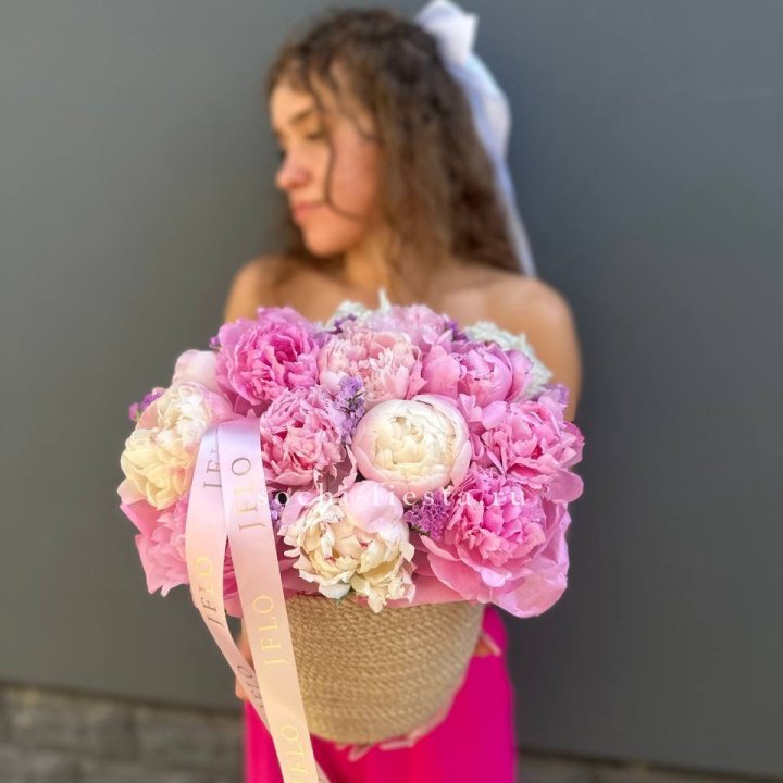 15 пионов в джутовом кашпо в Тольятти