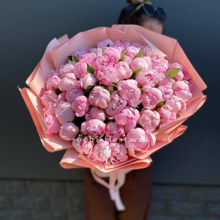 Нежный букет 51 пионов  в Тольятти