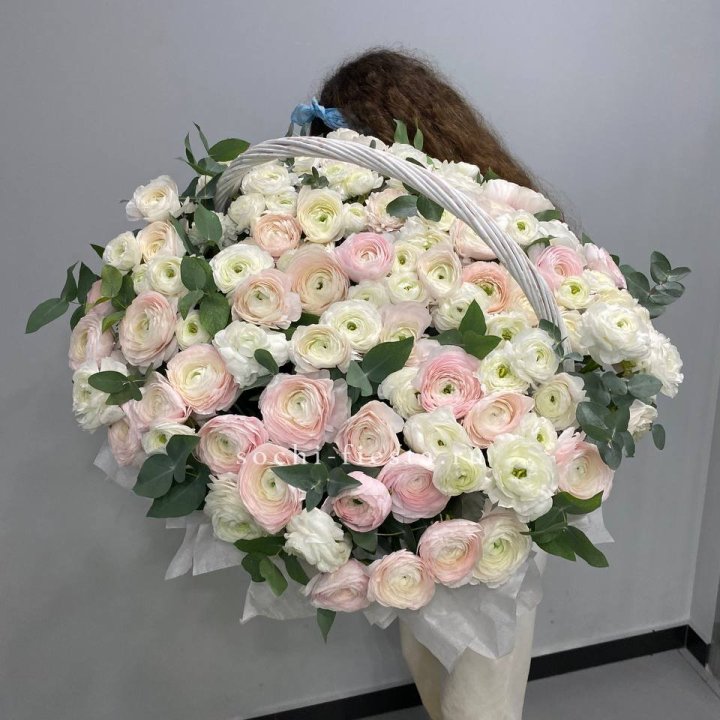 Ранункулюсы в корзине в Тольятти