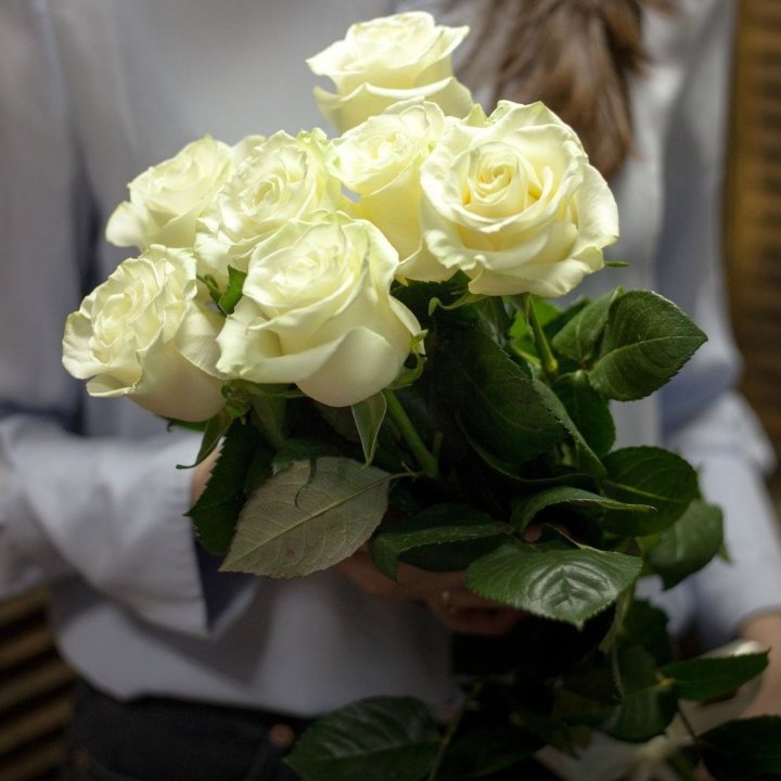 7 белых роз в Тольятти