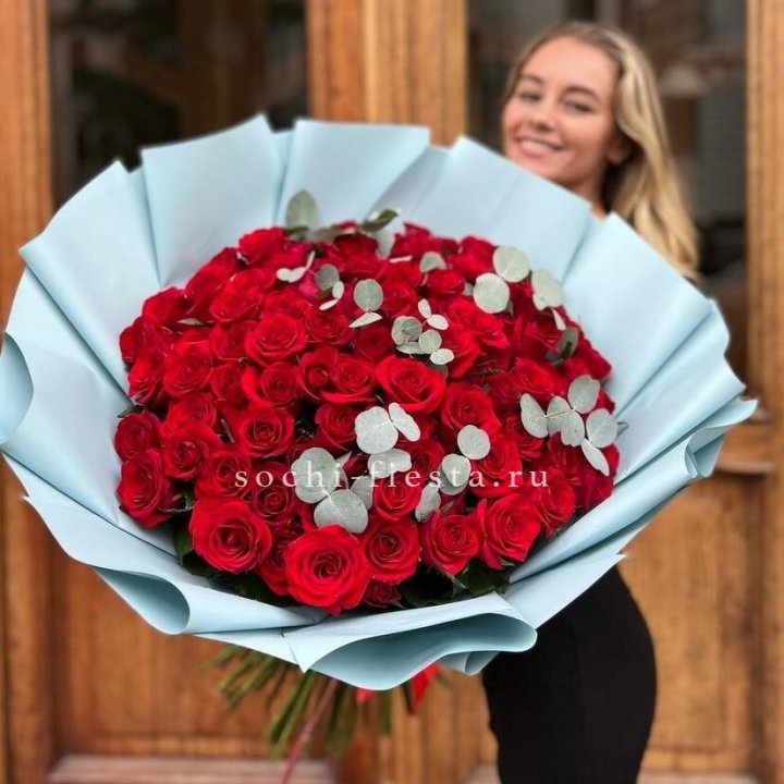 101 красная роза с эвкалиптом в Тольятти