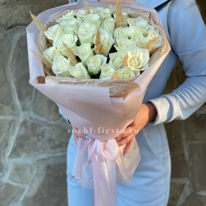 25 белых роз с сухоцветами в Тольятти