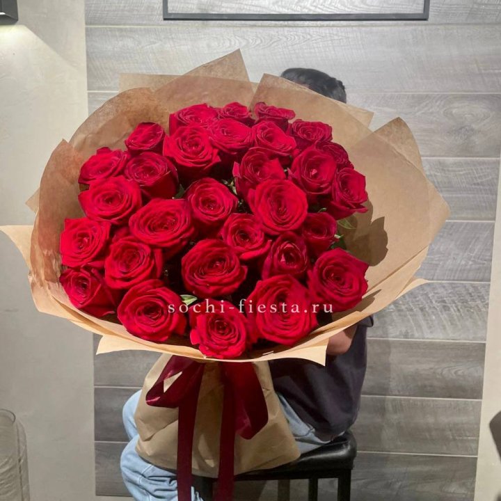 37 красных роз в крафте в Тольятти