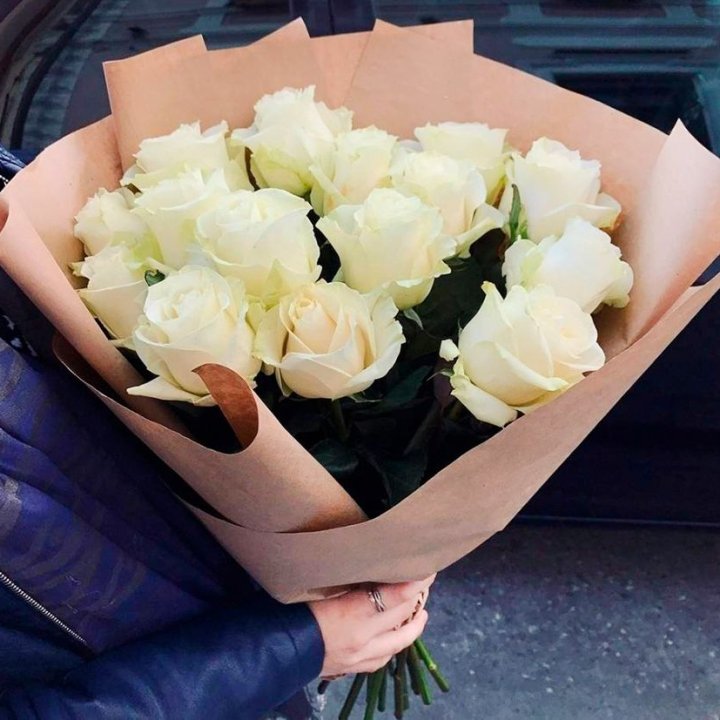 15 белых роз "Крафт" в Тольятти