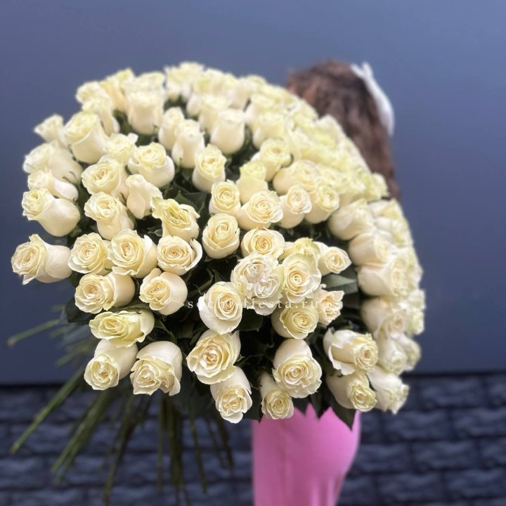 101 белая высокая импортная роза под ленту в Тольятти