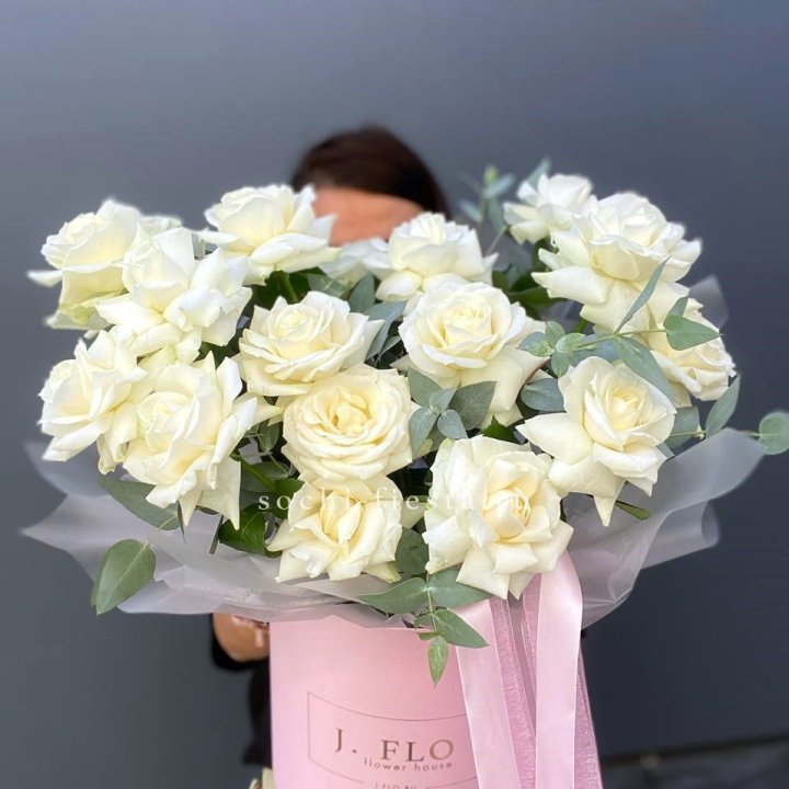 17 Французских белых роз в боксе в Тольятти