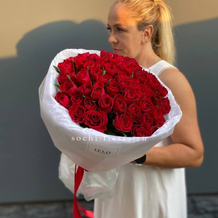 51 роза мадам ред в нежном оформлении в Тольятти