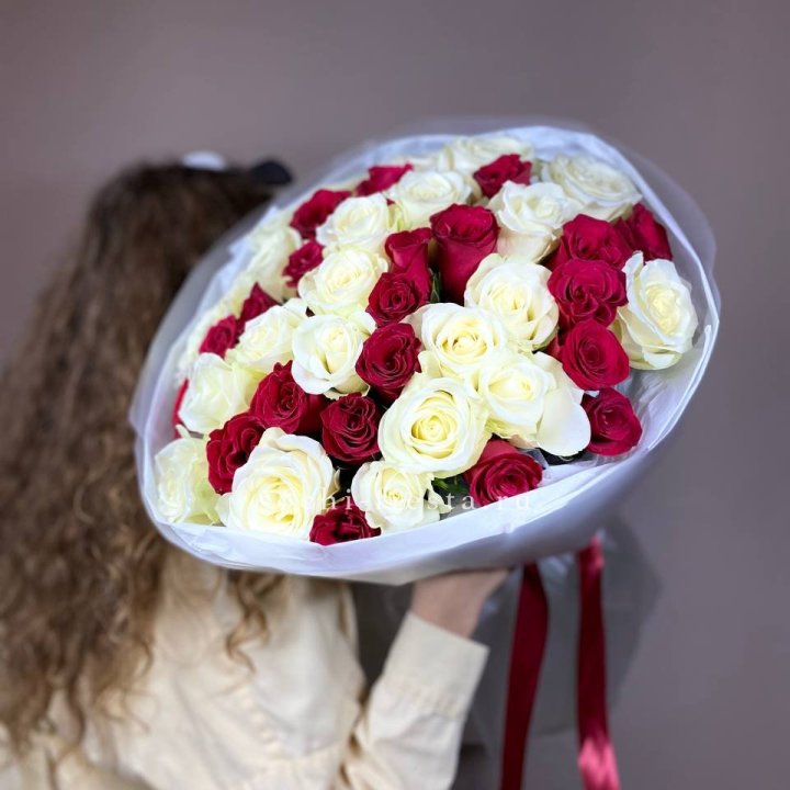 Букет из красных белых 45 роз в Тольятти
