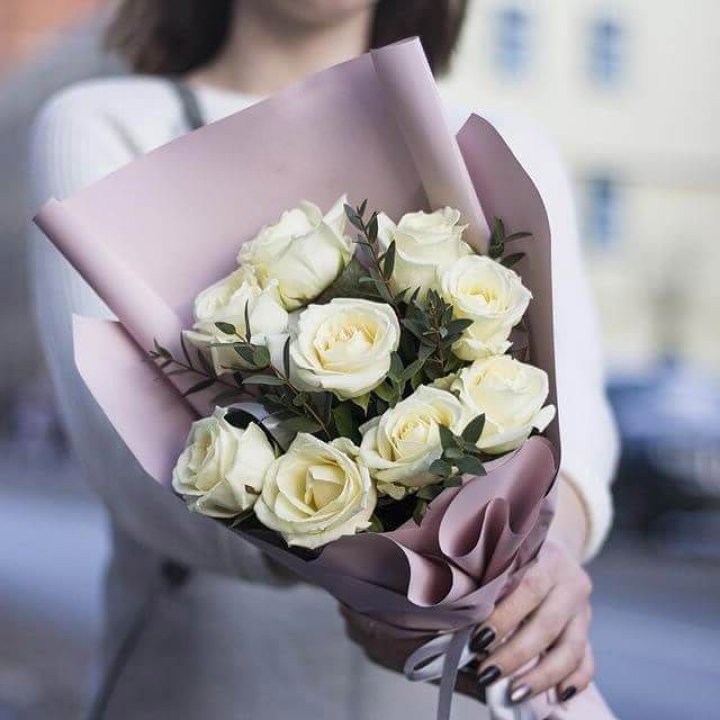 9 белых  роз "Минт" в Тольятти