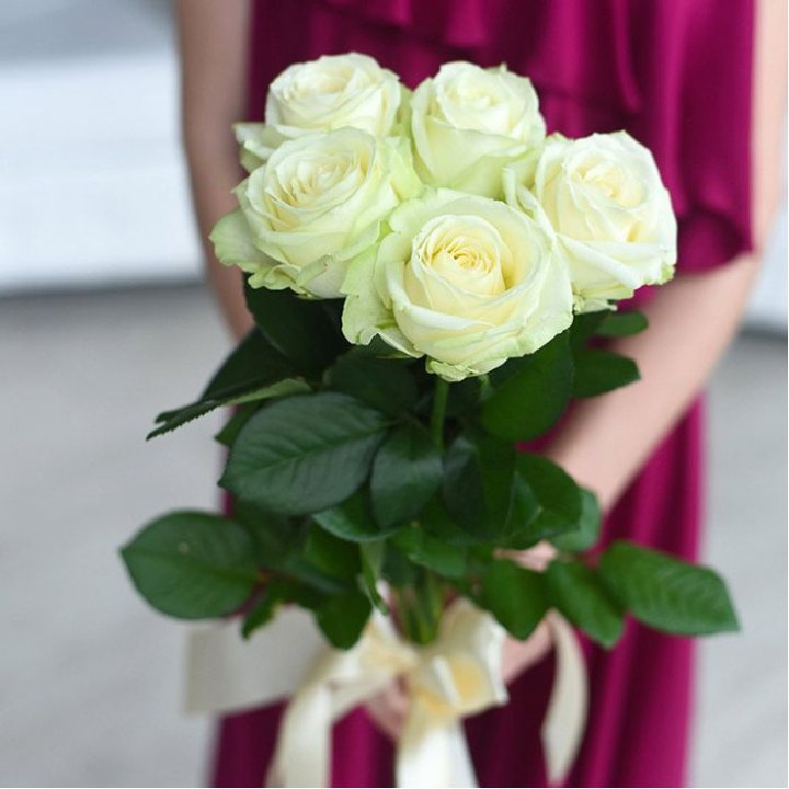 5 белых роз в Тольятти