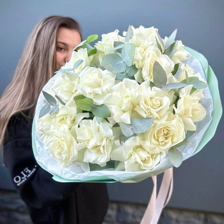 19 Белых французских роз "Ноте бьянке" в Тольятти