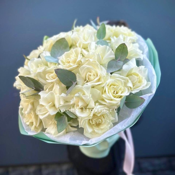 25 Белых французских роз "Ноте бьянка" в Тольятти