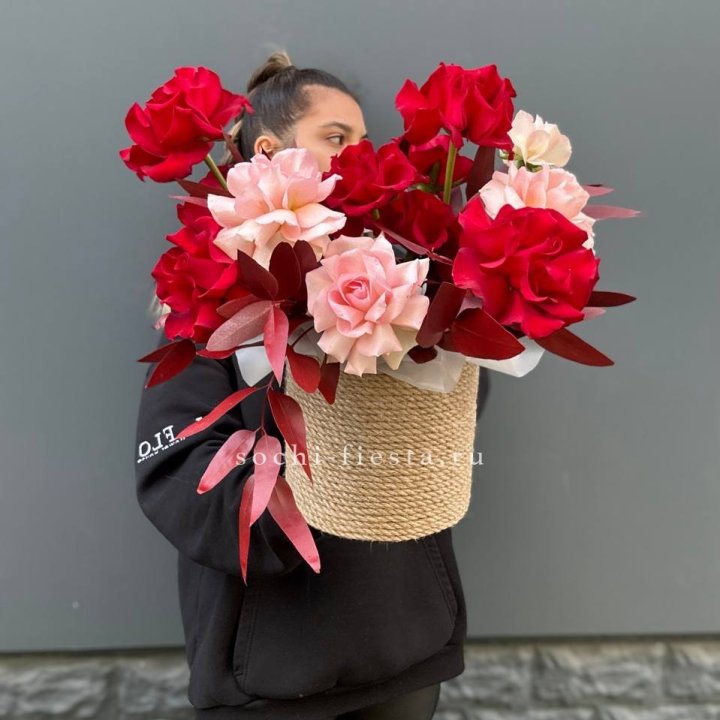 15 Французских роз в джутовом кашпо в Тольятти