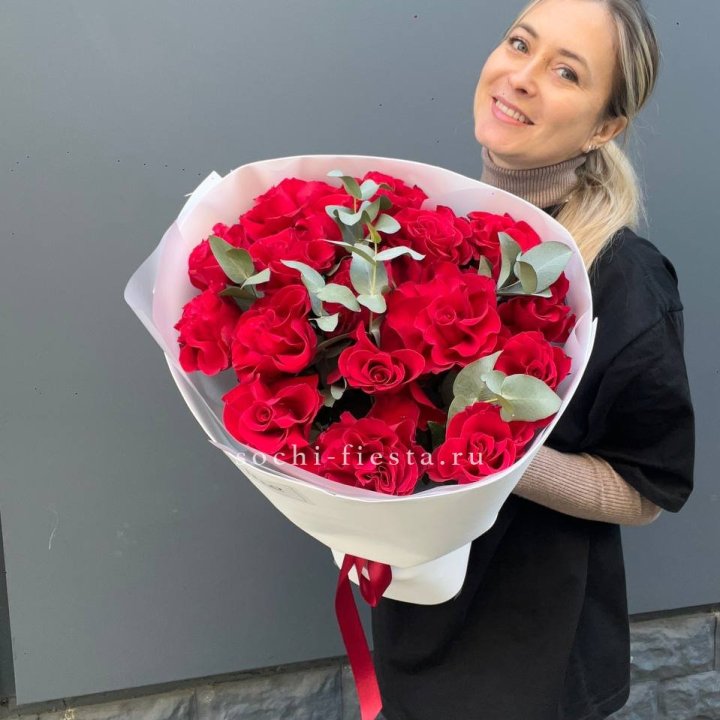 17 Красных французских роз в Тольятти