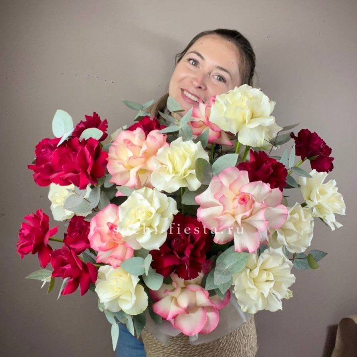 35 французских роз микс в джутовом боксе в Тольятти