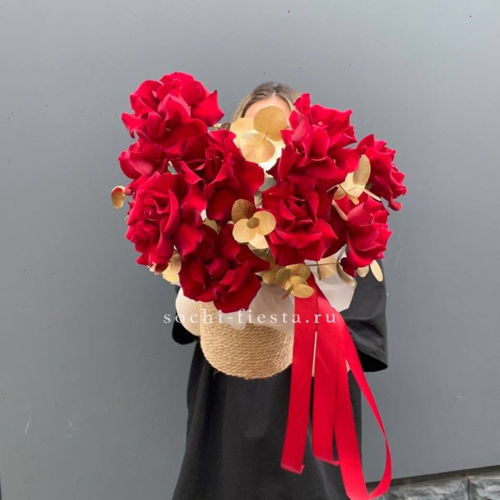 Красные французские розы в джутовом кашпо в Тольятти