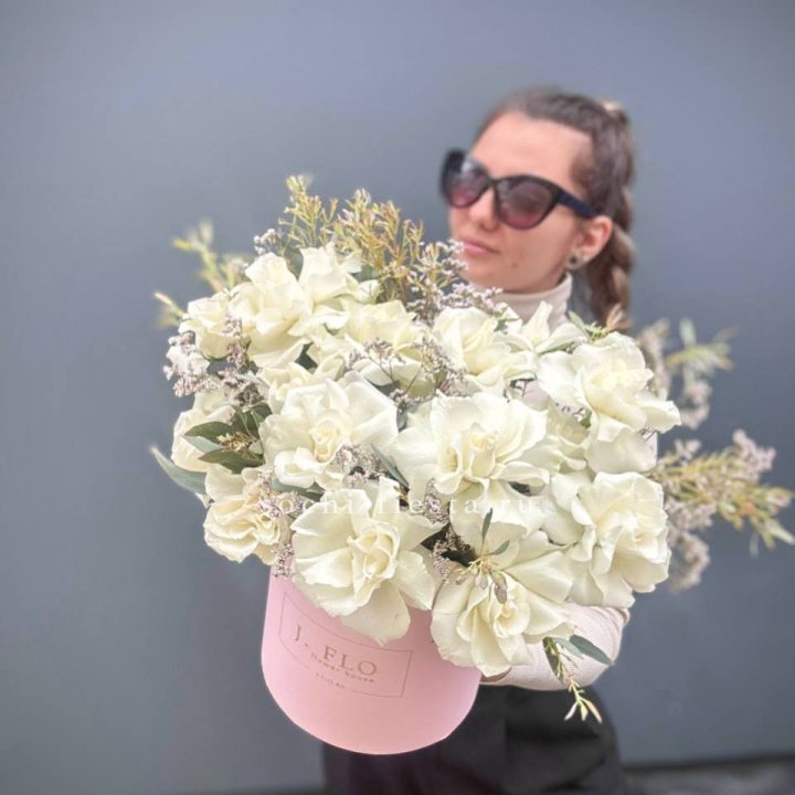 17 Французских белых роз в коробке Афина в Тольятти