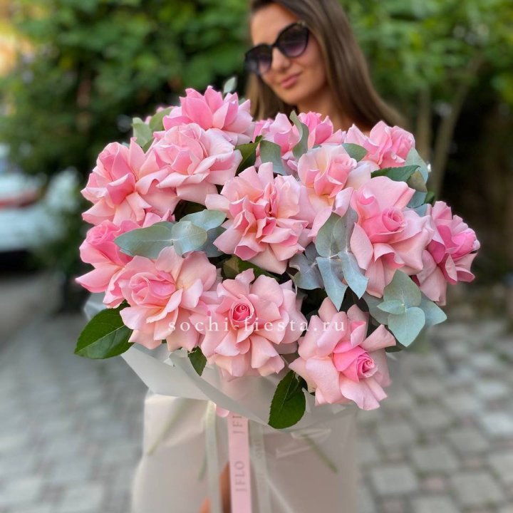 17 Розовых  французских роз в Тольятти