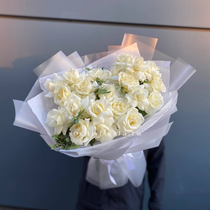 Пышный букет из белых роз в Тольятти