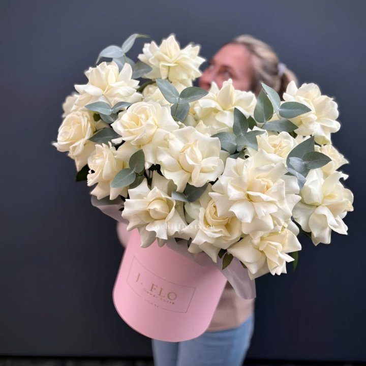 25 Французских белых роз в боксе в Тольятти