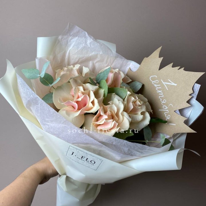 Букет кремовых роз к дню знаний в Тольятти