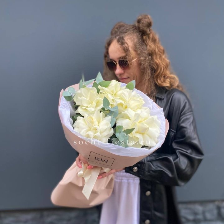 5 Белых французских роз в Тольятти