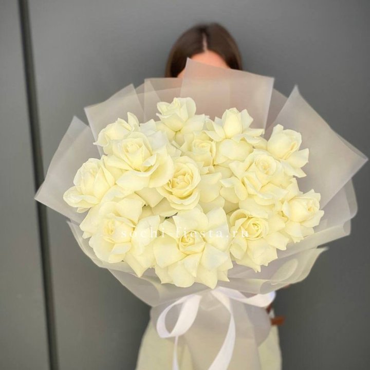 13 белых роз в Тольятти