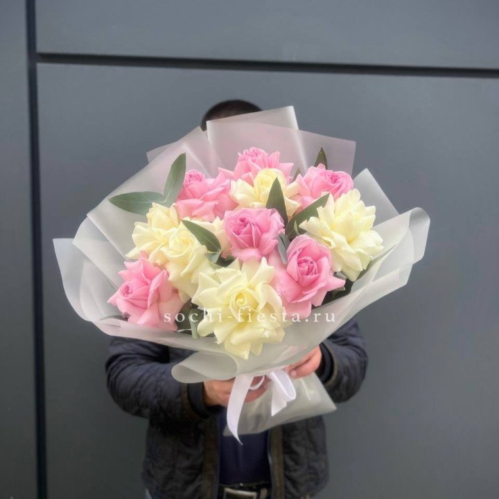 11 бело-розовых роз в Тольятти