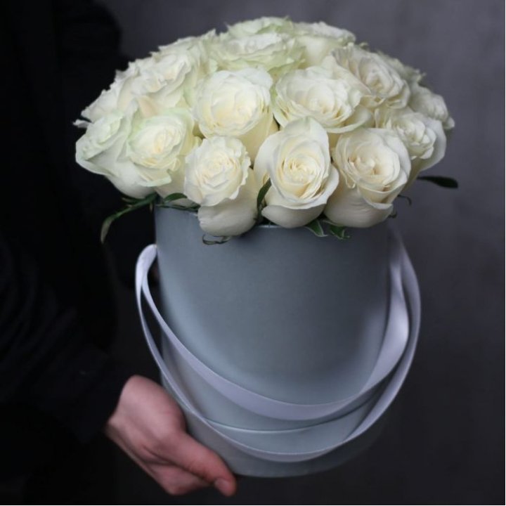 15 белых роз в цилиндре в Тольятти