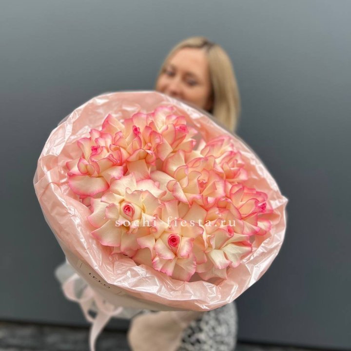 9 французских роз Джумилия в нежном оформлении в Тольятти