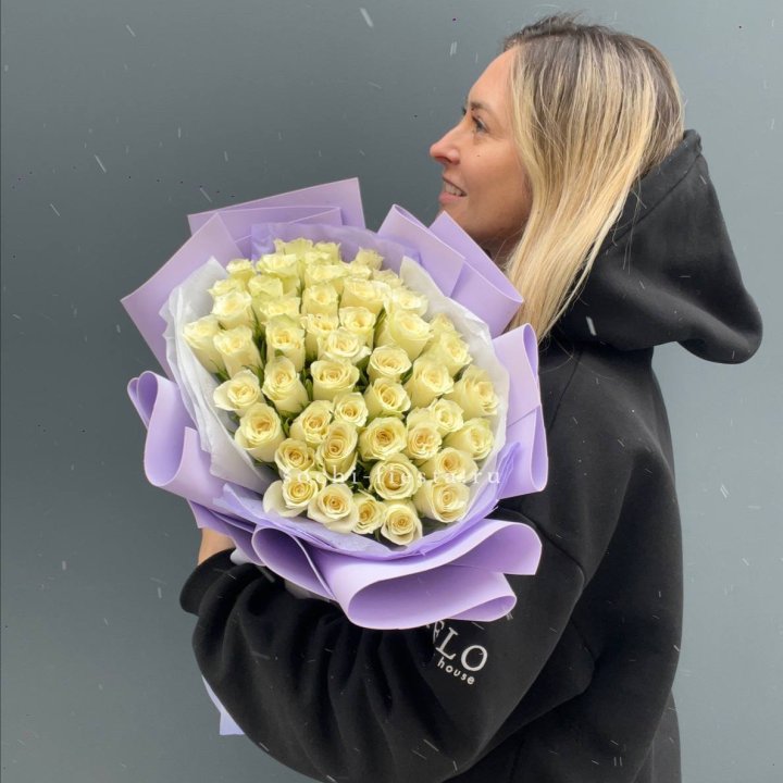 51 белая кенийская роза в оформлении в Тольятти