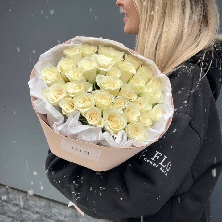 31 белая роза в оформлении в Тольятти