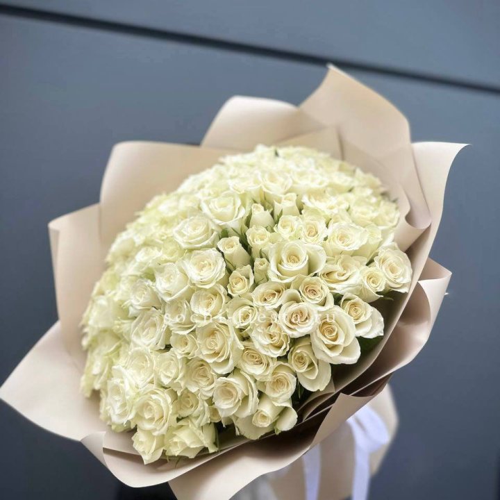 101 белая роза Атена в Тольятти