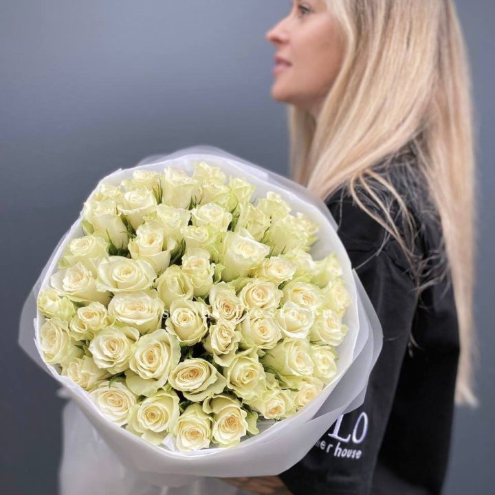 Воздушный букет из 51 белой кенийской розы в Тольятти