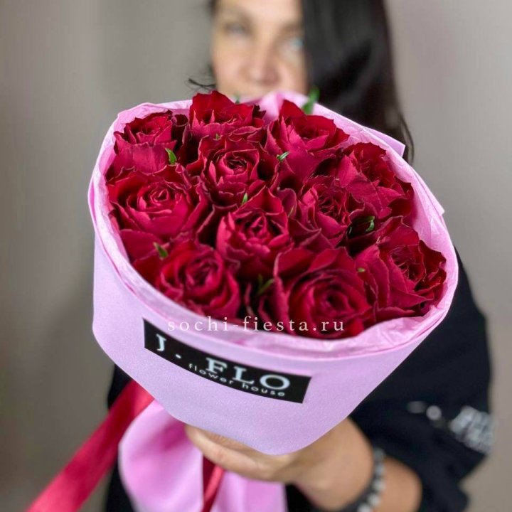 11 красных роз мадам ред в Тольятти