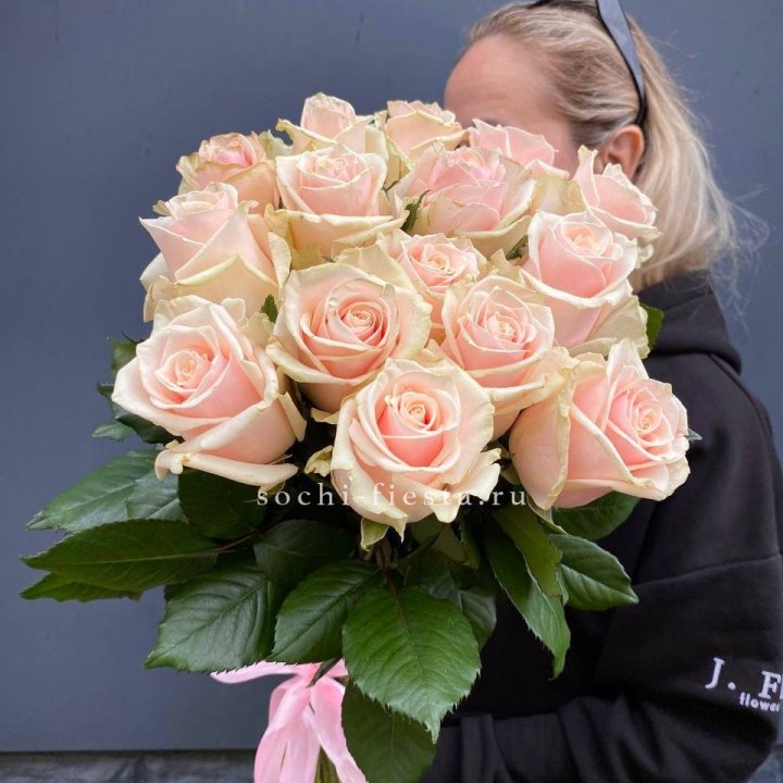 15  кремовых высоких роз в Тольятти