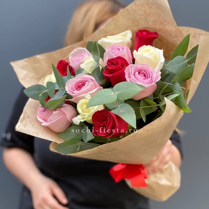 Букет из 15 роз с эвкалиптом в Тольятти