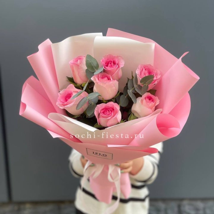 7 роз с эвкалиптом в Тольятти