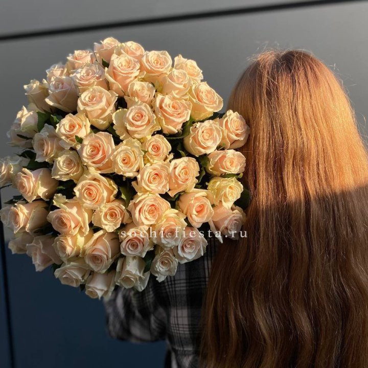 Охапка кремовых роз в Тольятти